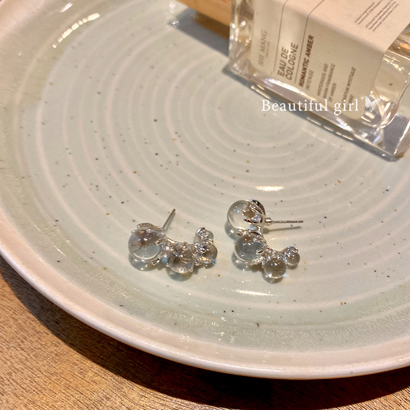 Unique ice-transparent beaded earrings with a niche design for women, high-end stud earrings, simple and elegant, cold style, best-selling earrings Application Scenario