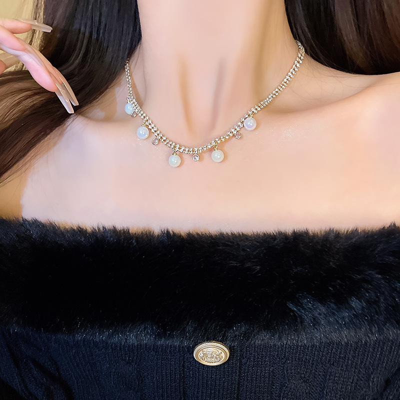 A French retro zircon pearl necklace with a touch of luxury and sophistication for women, a court style neckchain, and a collarbone chain accessory for a sophisticated socialite Application Scenario