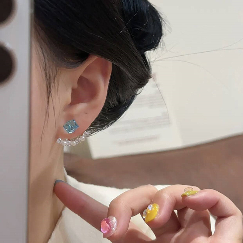Blue diamond-shaped zircon pearl earrings for women exude a light luxury and high-end vibe. The unique and exquisite stud earrings are a pair of earrings details Picture