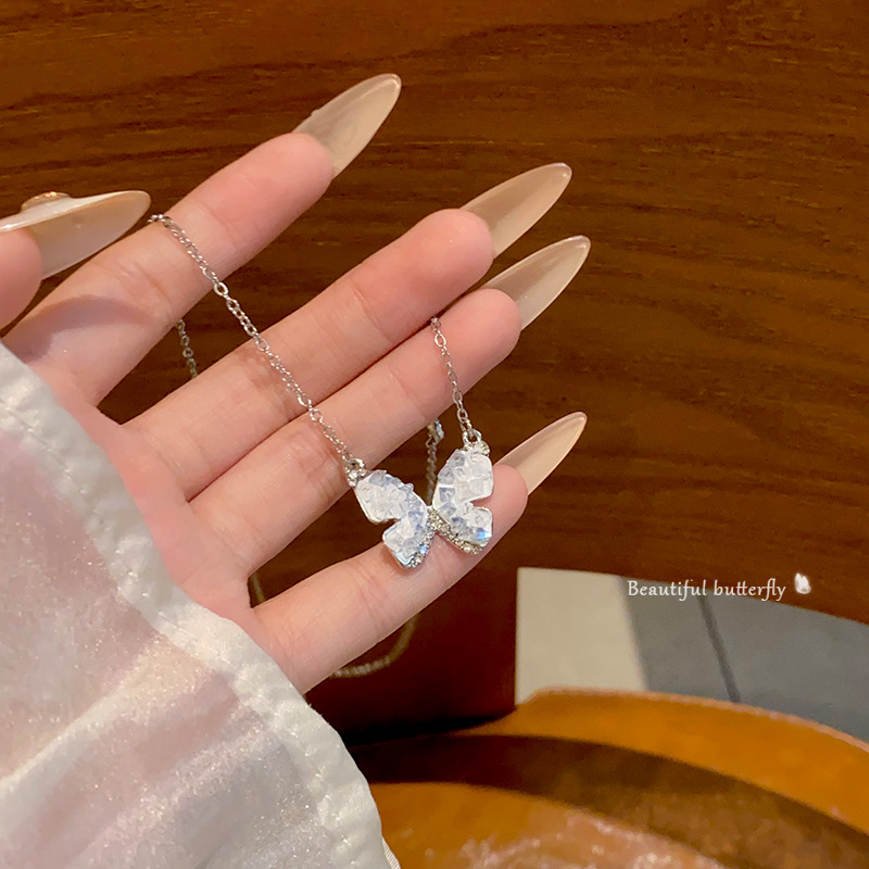 The gradient blue diamond butterfly necklace is a fashionable and high-end, light luxury and niche collarbone chain, a new versatile accessory full figure