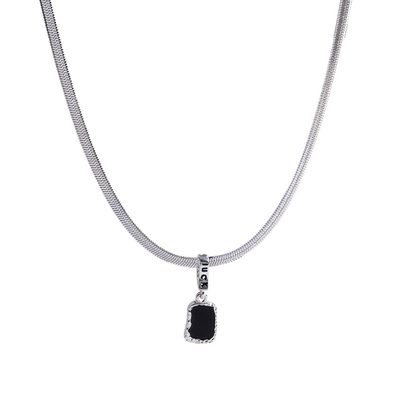 Hip-hop style simple black tag titanium steel necklace, women's fashion, niche, high-end, sweet and cool collarbone sweater chain accessory Item Picture