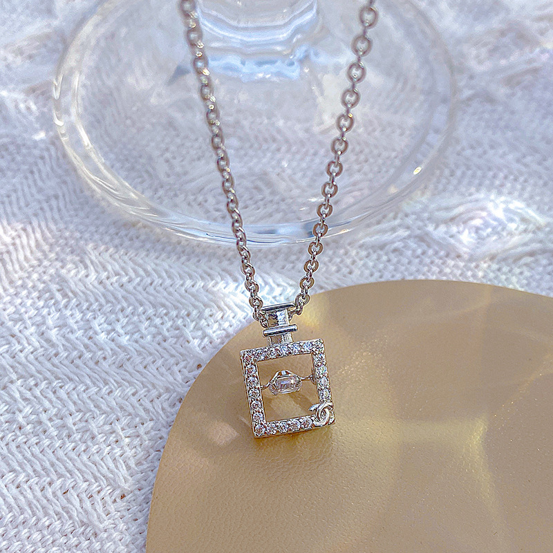 Japanese and Korean light luxury dynamic perfume bottle pendant titanium steel necklace, women's niche design sense, popular collarbone chain, versatile accessory Specification drawing