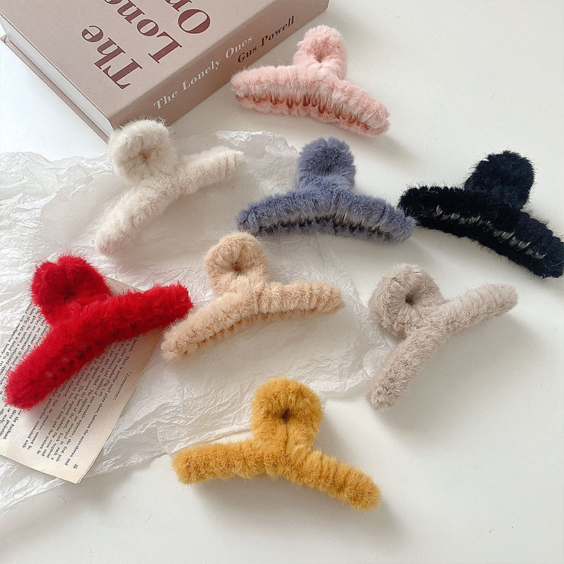 The back of the head of the furry hair clip is a large autumn and winter hair root clip, a hair clip, a headwear, and a popular shark full figure