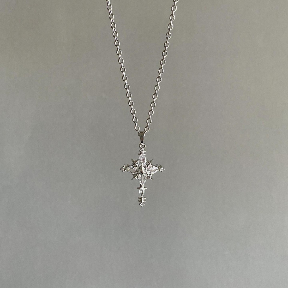 A cool and refreshing silver cross pendant titanium steel necklace, a unique and trendy sweet and cool girl style collarbone chain accessory Specification drawing