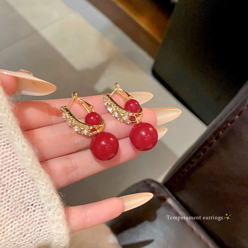 Retro light luxury red pearl earrings, a woman's high-end and elegant look, super sparkling zircon stud earrings, New Year's festive earrings wholesale full figure