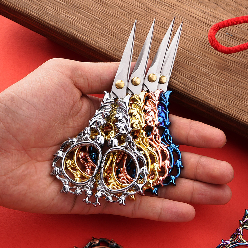 Vintage small scissors, exquisite zinc alloy pointed material package, handcrafted small scissors, window flower embroidery, student orchid scissors Application Scenario