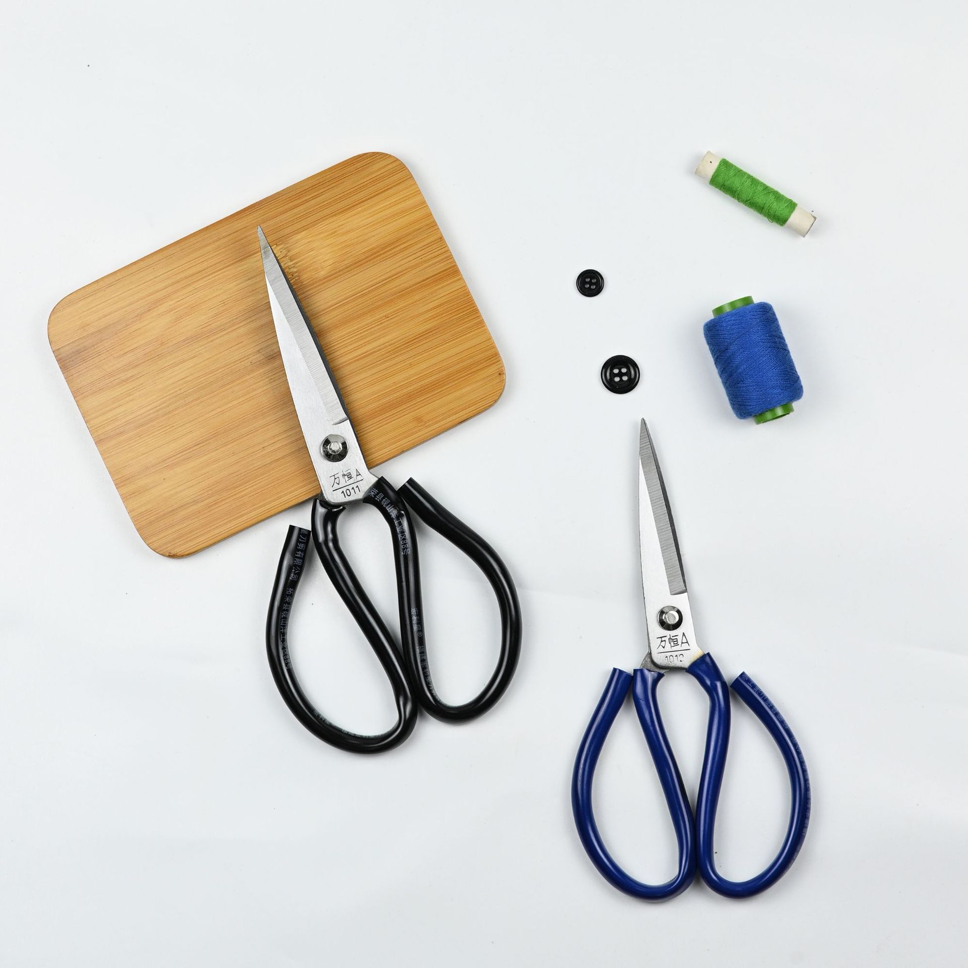 Wan Heng is A professional manufacturer of 50 carbon steel A leather scissors, household tailor scissors, clothing production lines, curtain fabric scissors Application Scenario