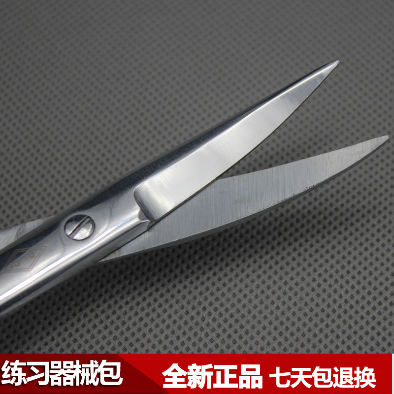 Medical students practice surgical debridement and suturing. Surgical instruments include skin modules, suturing needles, thread cutters, and needle holders Specification drawing