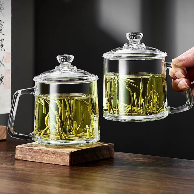Simple tea brewing cup, thickened glass cup, household tea drinking cup with handle and lid, high-temperature resistant transparent glass cup full figure