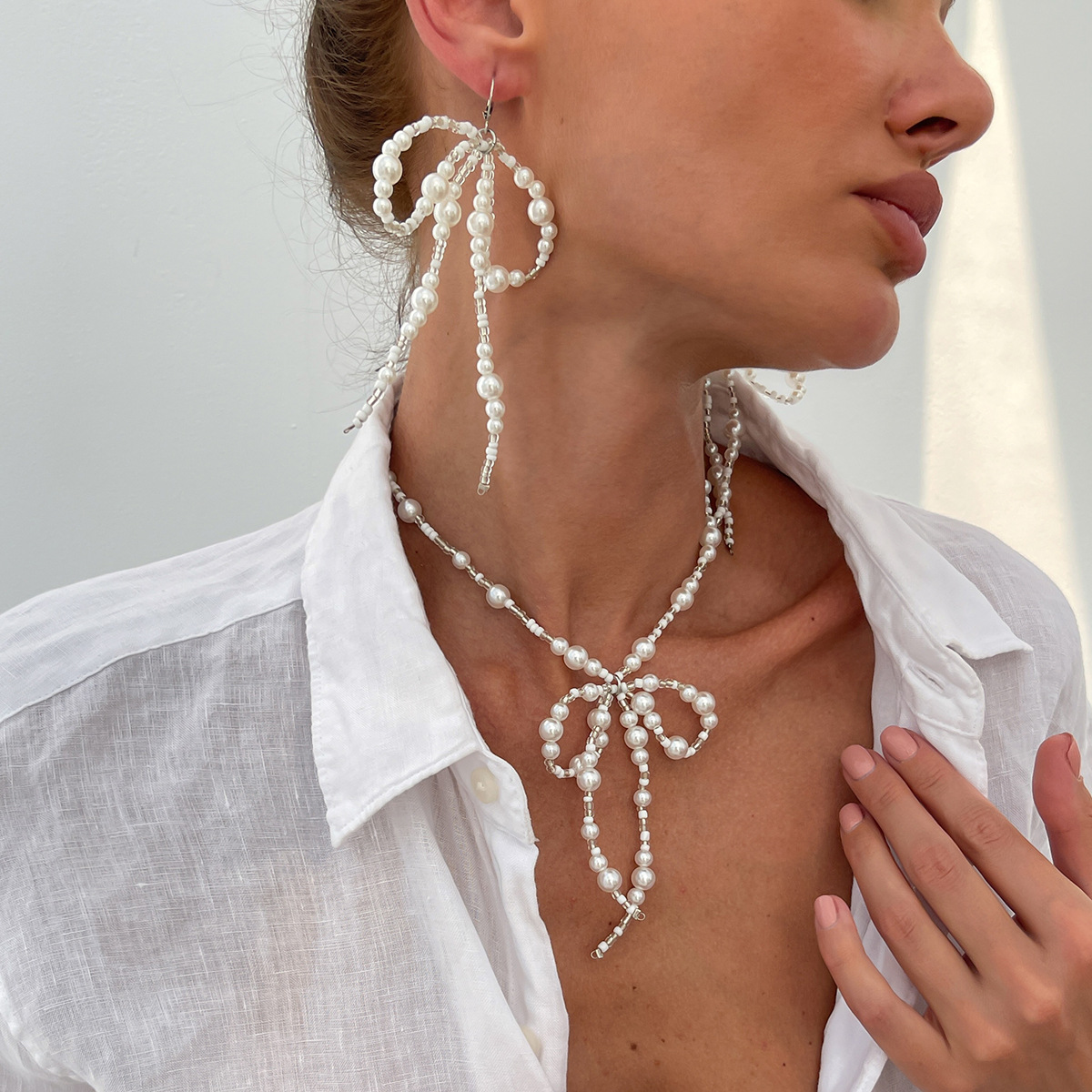 Wholesale of European and American cross-border French beaded bow choker, niche and light luxury tassel necklace, women's imitation pearl jewelry details Picture
