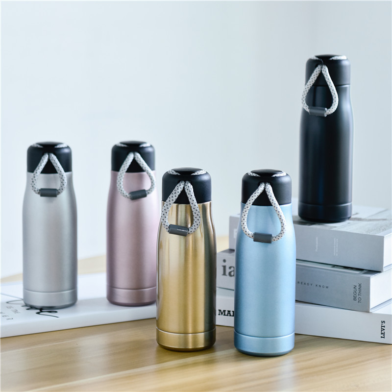 Large-capacity double-layer vacuum insulated cup with a lifting rope, portable outdoor sports water bottle, fashionable knight cup for men and women, gift cup details Picture