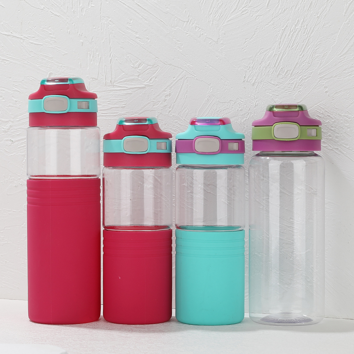 The manufacturer is selling new plastic cups, children's water cups, summer student spouts, cold water cups, portable cups and wholesale straw cups full figure