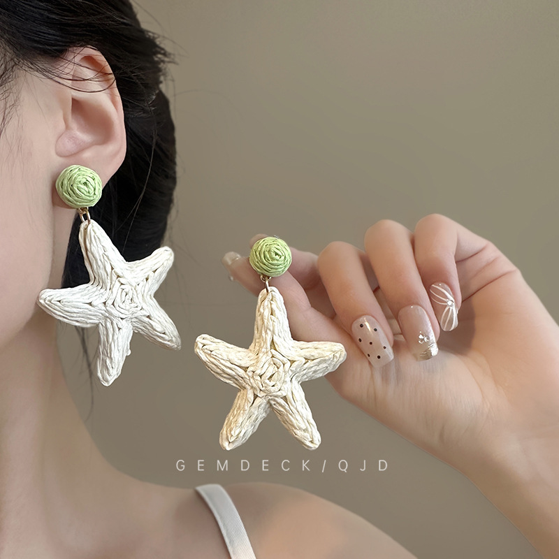 Seaside vacation style starfish earrings, summer white, fresh and sweet earrings, high-end, exaggerated and elegant, simple stud earrings full figure