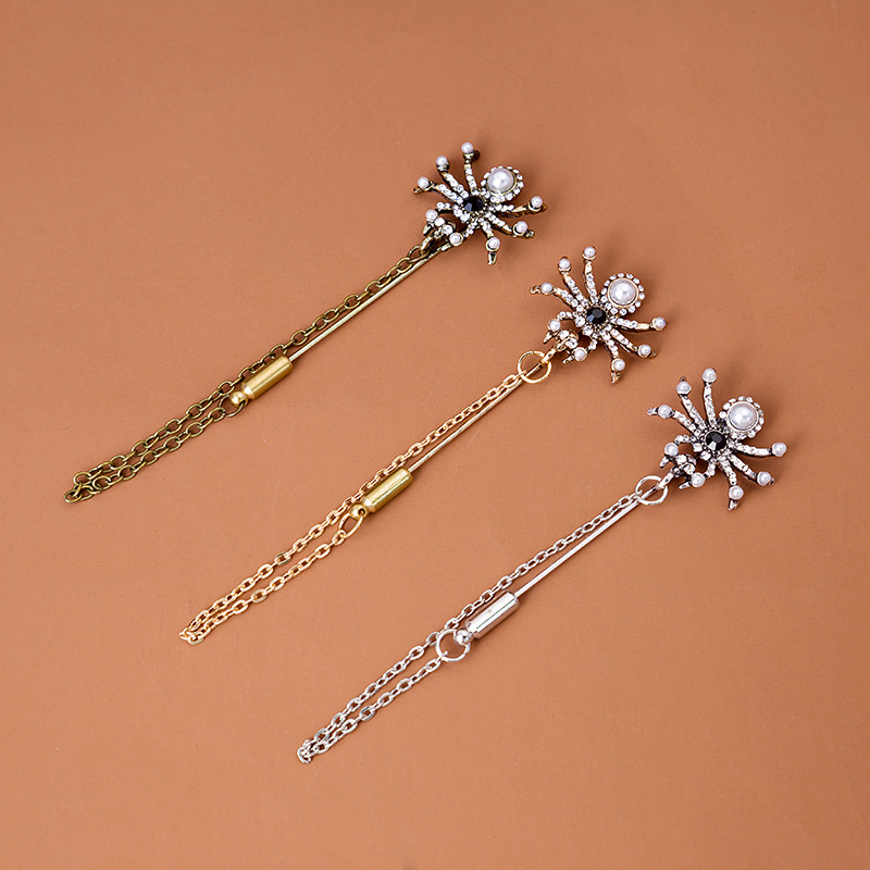 European and American retro exaggerated spider diamond-encrusted metal chain brooch, personalized pearl animal badge brooch details Picture