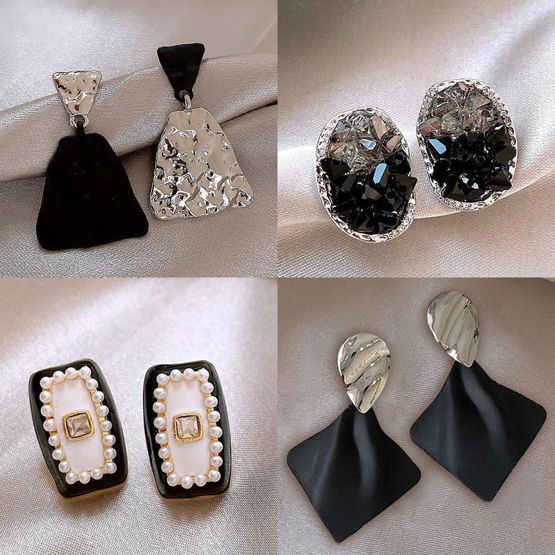 Black chanel-style high-end stud earrings for women, a new 2025 trendy bestseller with a retro and elegant style full figure