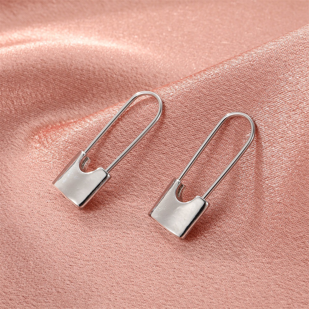 Simple paperclip stud earrings, fashionable and creative alloy geometric pin earrings, European and American cross-border personalized earrings and accessories for women Specification drawing