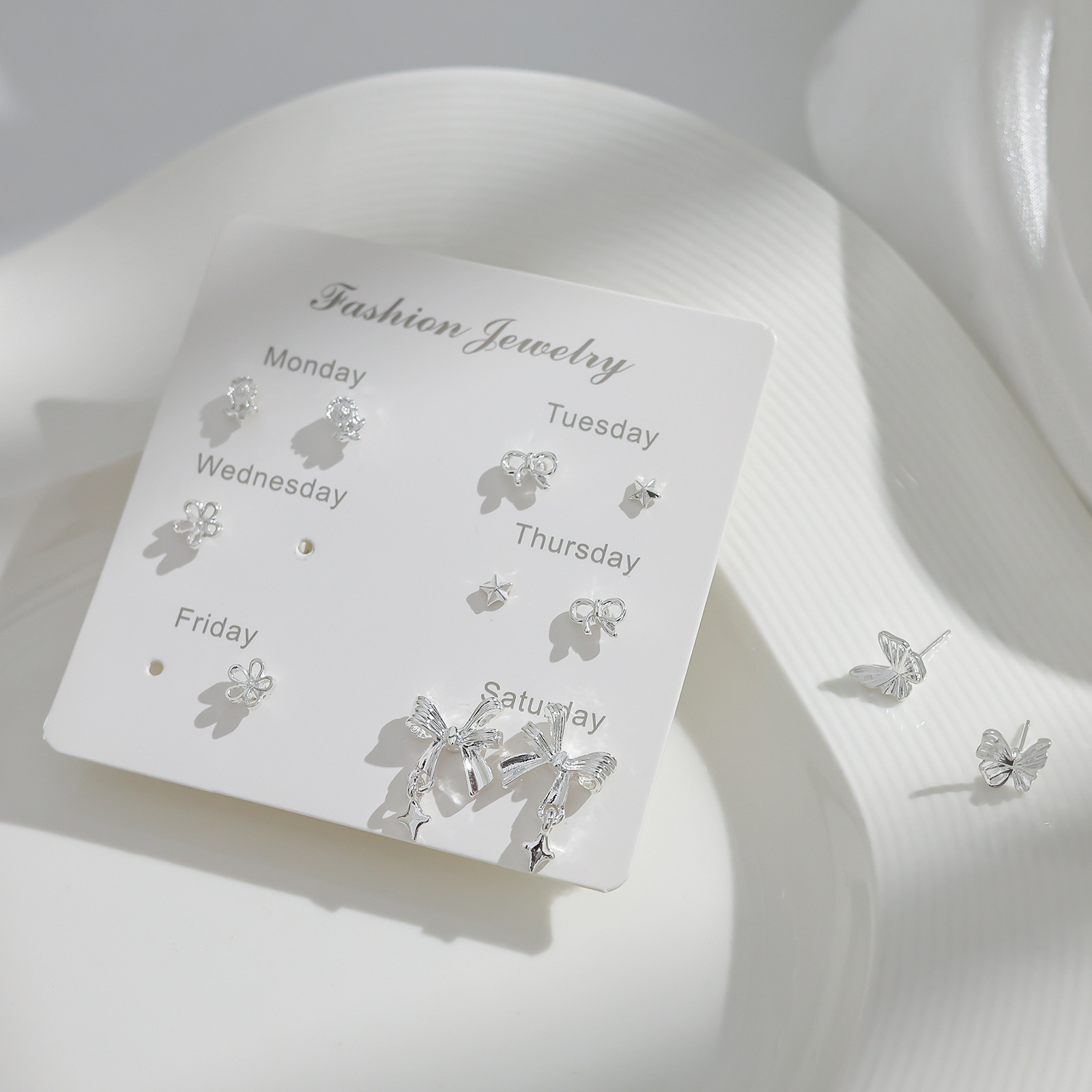 Simple silver small stud set for women, with a geometric design, is exquisite and versatile. Wholesale of one-week earrings for students Specification drawing