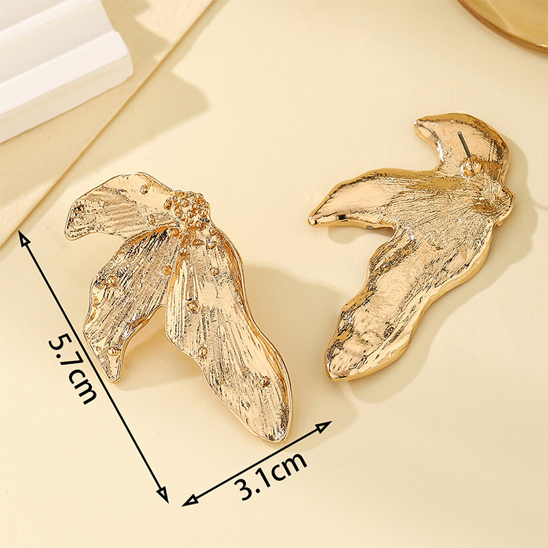 European and American retro exaggerated leaf three-dimensional ear studs, cold style alloy design sense earrings, cross-border accessories, fashionable earrings Specification drawing