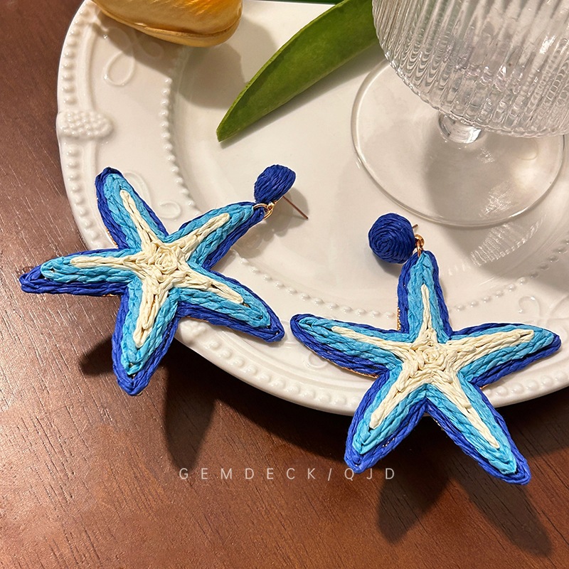 Summer exaggerated blue starfish earrings for women, contrasting colors, ins straw-woven vacation style stud earrings, beach photo earrings Application Scenario