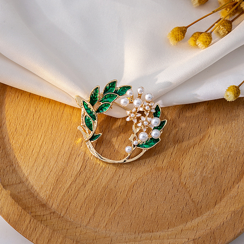 Chinese-style fan-shaped retro tassel hollowed-out brooch, national trend lily of the valley flower, Hanfu cheongsam accessory, design sense corsages Specification drawing