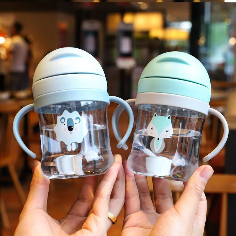 Cartoon infant and toddler graduated straw cup, anti-choking baby handle water bottle, plastic shock-resistant bite gravity ball drinking cup full figure