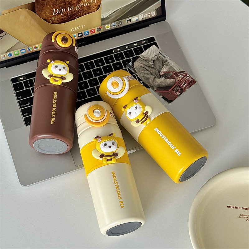 The Little Bee Bouncing Double-drinking insulated cup is a cartoon insulated water cup with high appearance standards for children aged 6 to 12, specially designed for school details Picture