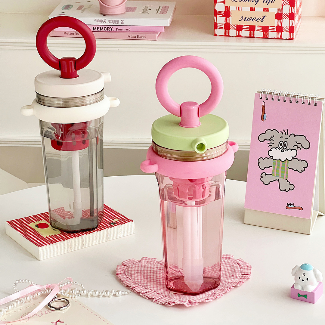 Summer girls' water cups are fashionable, fresh, and have a high level of appearance. They are simple and ins plastic cups. Students are portable and carry straw cups Specification drawing