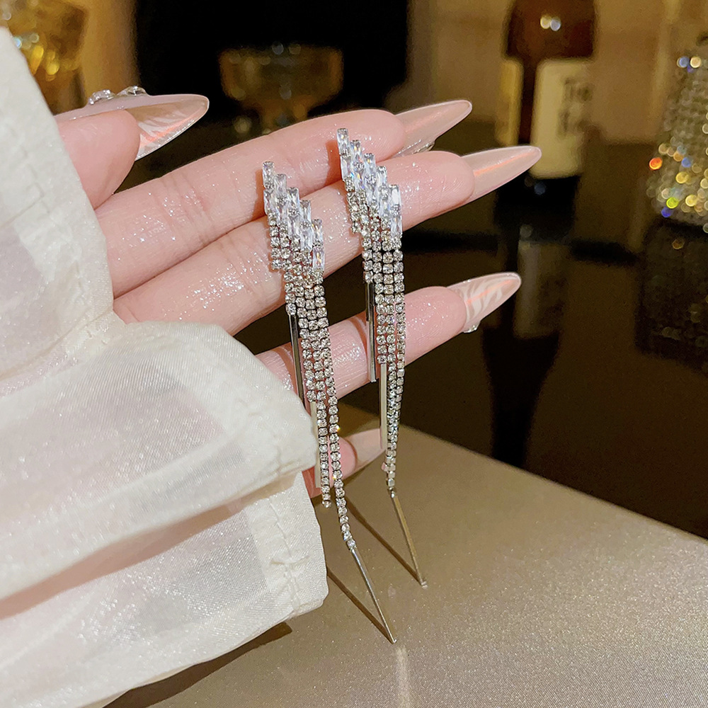 Light luxury, exquisite and cold style earrings, high-end women's autumn and winter irregular earrings, niche design stud accessories wholesale full figure