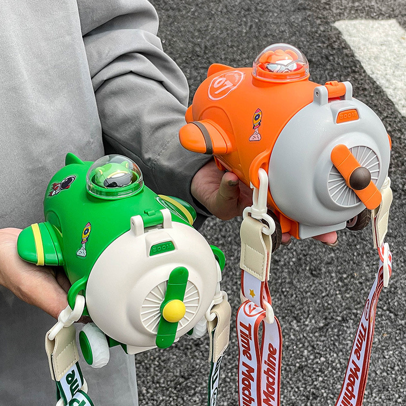 Children's water cup, summer cartoon baby bus straw cup, kindergarten special small airplane plastic water bottle details Picture