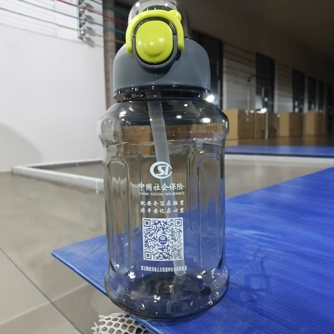 Factory direct sales, capable of processing and customizing large-capacity tonnage barrels ranging from 800ml to 1300ml, portable sports water cups that can be carried by hand details Picture