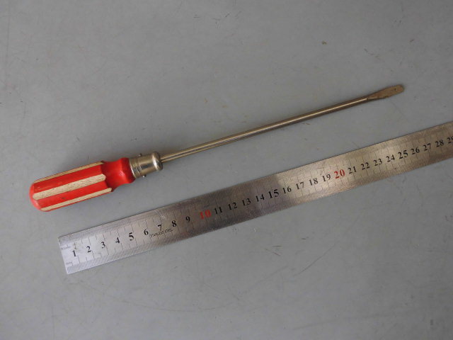 In the 1990s, there were 2-inch, 3-inch, 4-inch, 5-inch, 8-inch to 18-inch flat-head screwdrivers with wooden handles undefined
