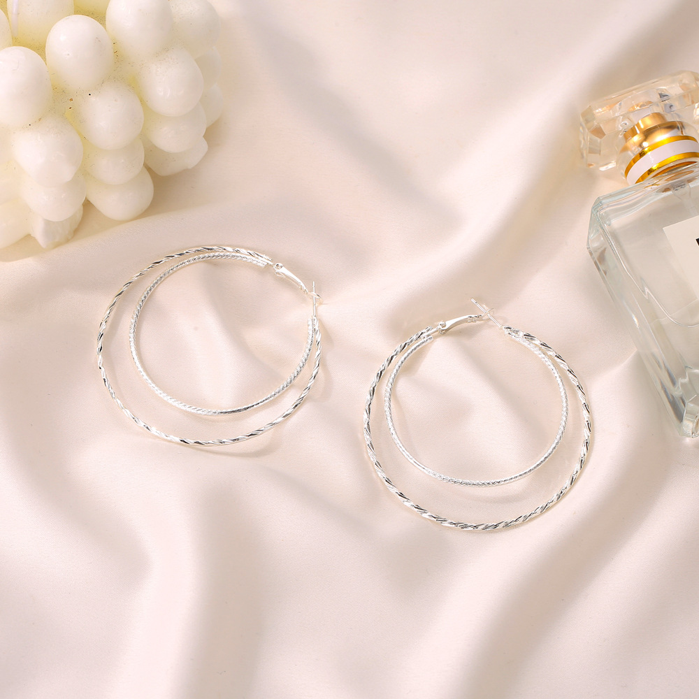 Simple and elegant double-layer large circle earrings, exaggerated geometric carved circular ring earrings and stud earrings, cross-border accessories Application Scenario