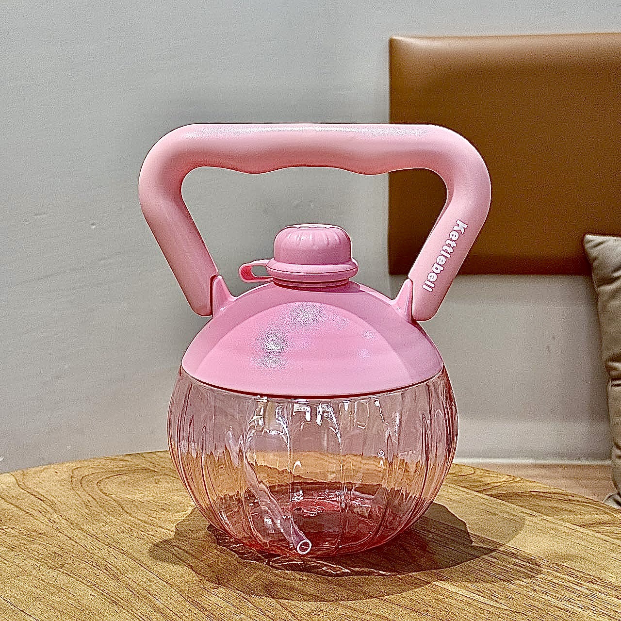 Summer's new creative dumbbell pot, fitness water bottle, portable handle, water-filled dumbbell plastic pot, arm training, full-body cup Application Scenario
