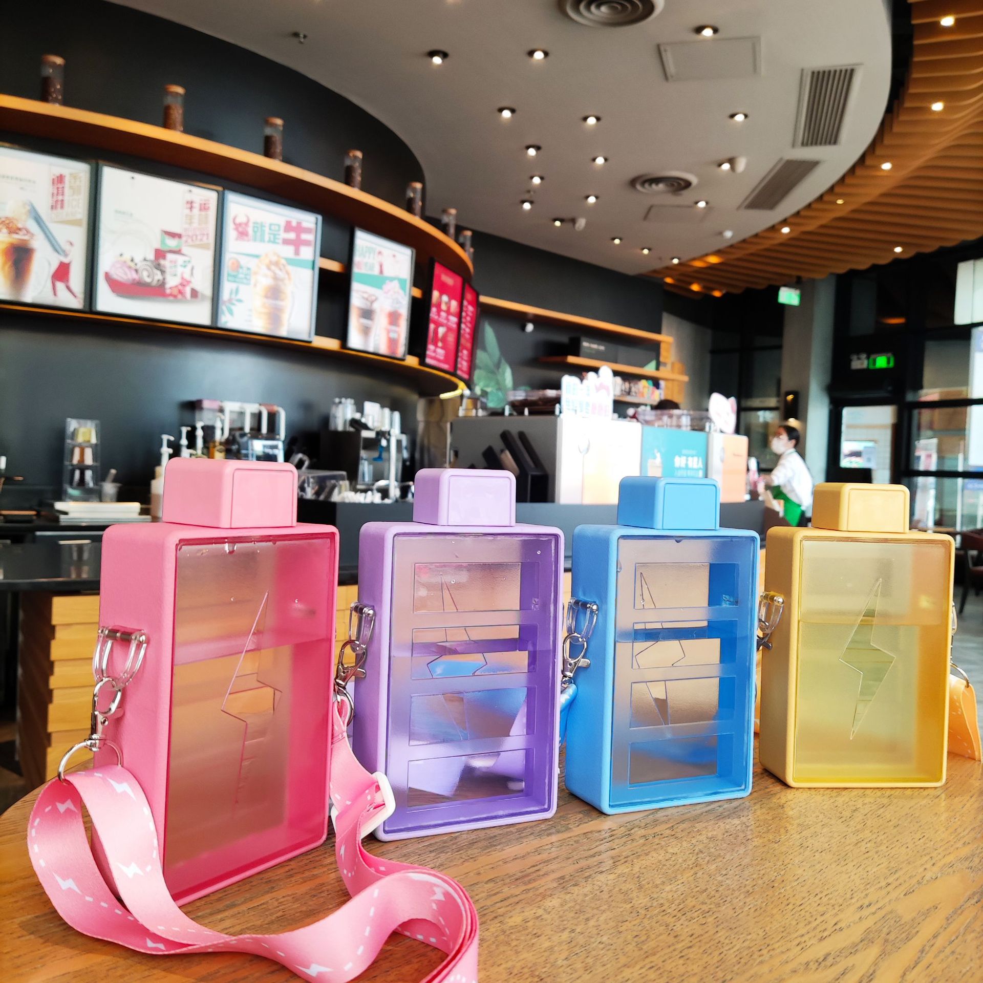 Wholesale Yafiqi creative high appearance level Lightning Internet celebrity rectangular plastic water cup Convenient crossbody strap water bottle full figure