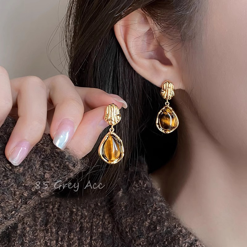 Retro-style Maillard amber stud earrings for women, a niche design with a high-end feel, are light luxury and versatile earrings for autumn and winter details Picture