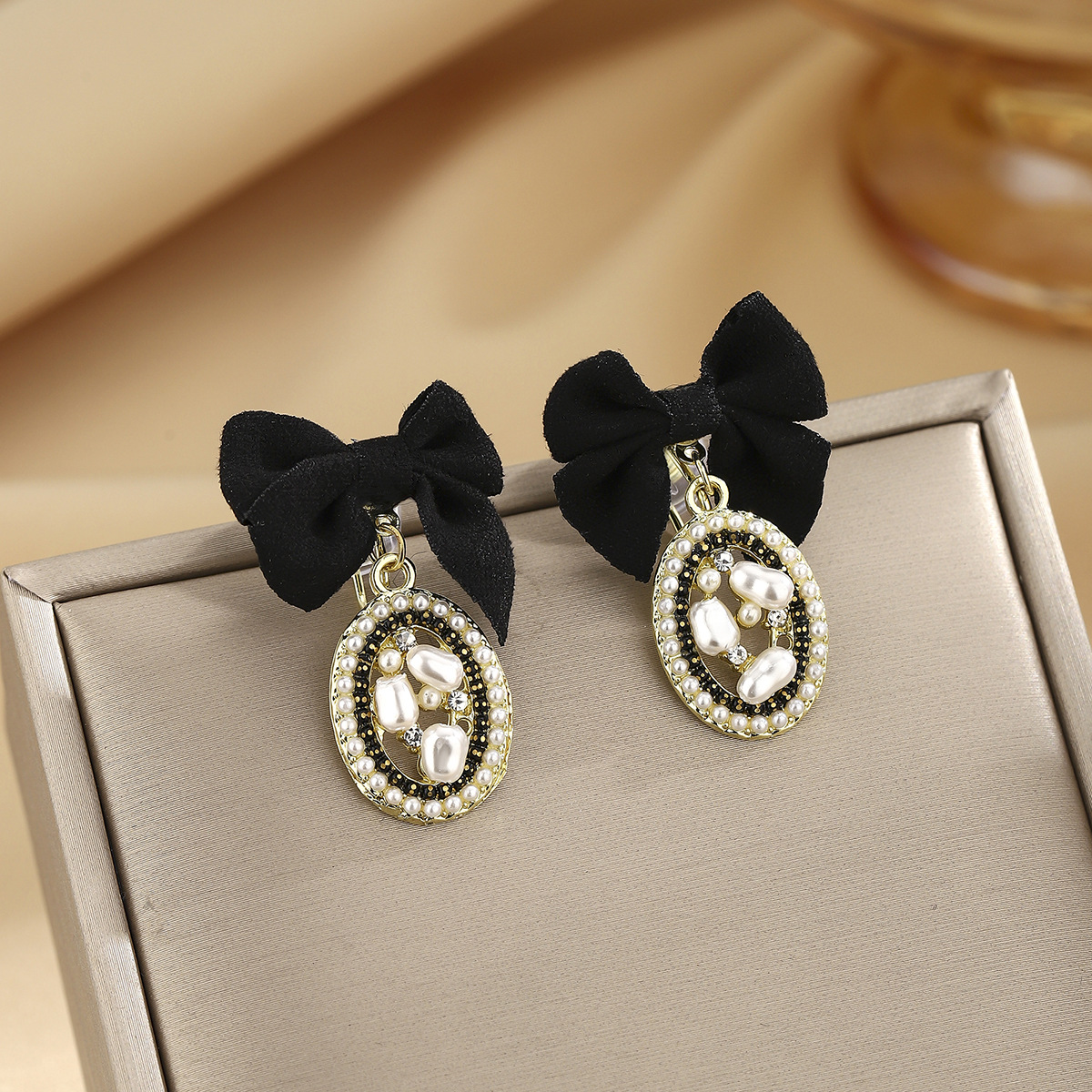 The s925 French retro Baroque earrings exude a sense of high-end luxury and are set with a niche design and a bow ear clip details Picture