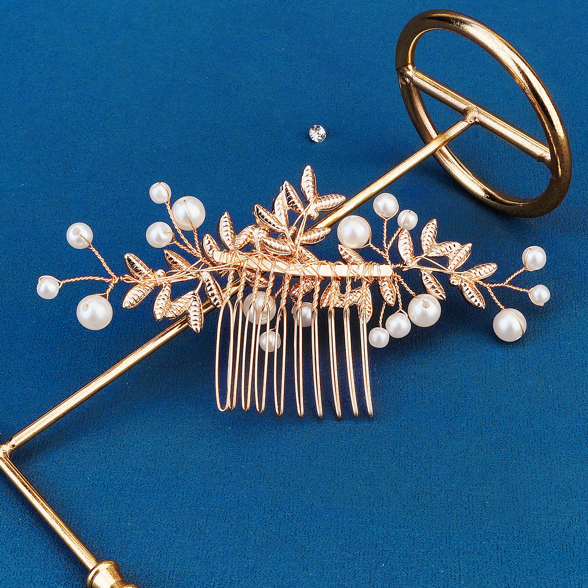 New Chinese-style Xiuhe hair accessory, retro forest-themed handcrafted pearl comb, women's ins updo, alloy water diamond bridal hair comb Application Scenario