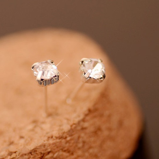 Korean version jewelry wholesale: Sparkling diamond alloy stud earrings, claw diamond crystal gemstone earrings, Lulu earrings Application Scenario