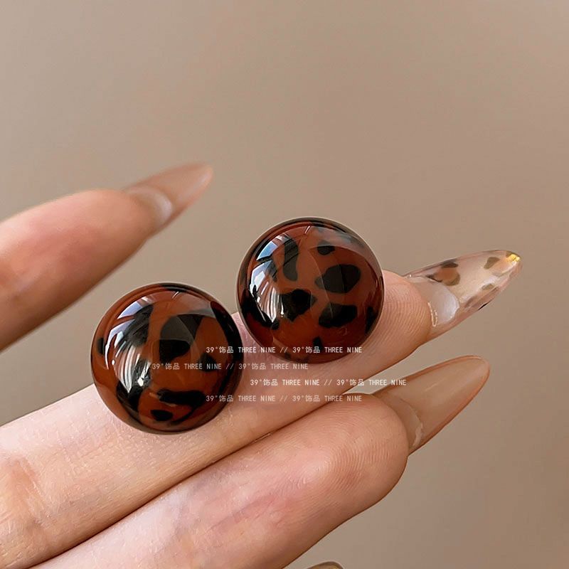 Maillard retro leopard print stud earrings for women, 2024 new bestsellers, light luxury and high-end style earrings, ear clips, and earrings without ear holes details Picture