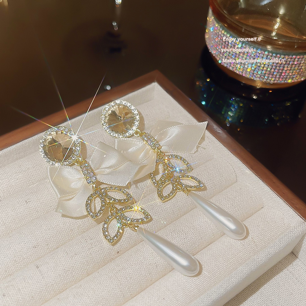 Pearl high-end bow tassel earrings, long and versatile, unique sweet and cool style earrings, fashionable and trendy earrings for women Application Scenario