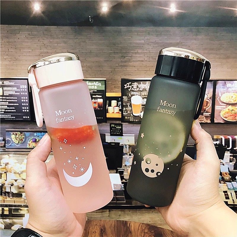 Creative space cup sports advertisement Plastic cup Convenient ins water cup 600mL student sports and fitness plastic cup full figure