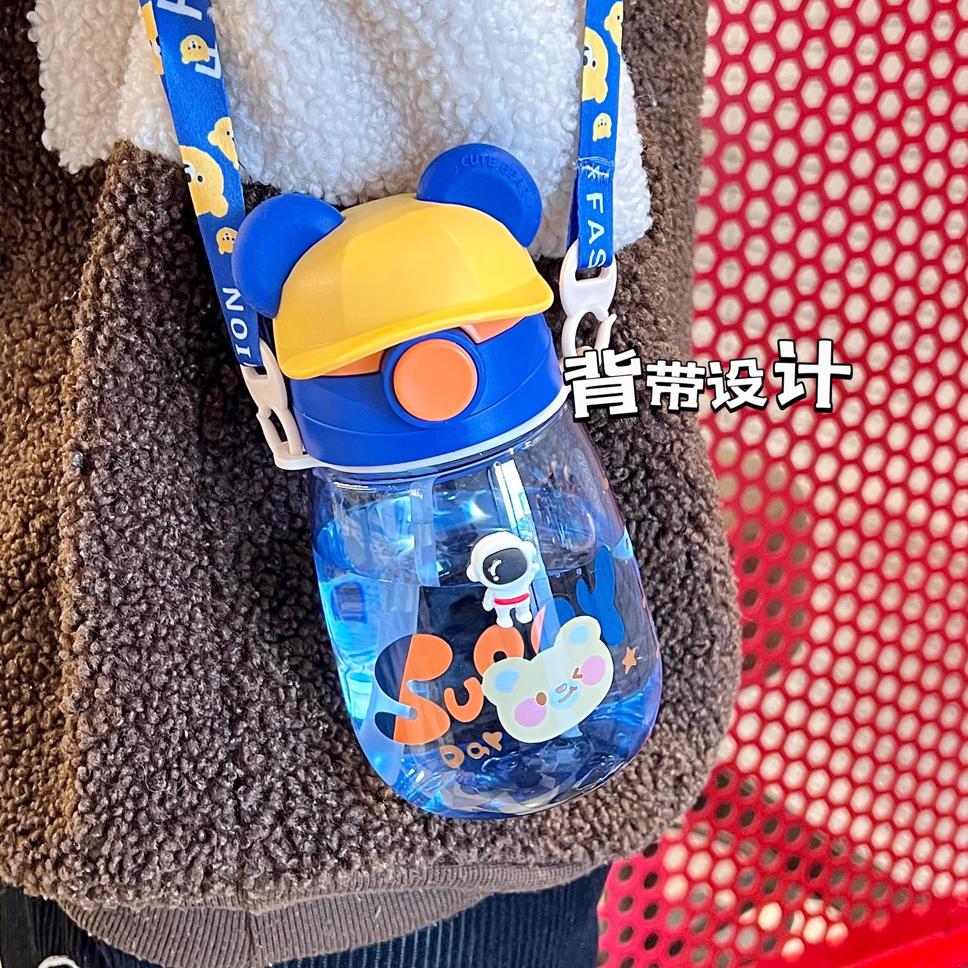 Yitong 2025 New Plastic creative children's carrier water bottle, cute bear straw water cup for kindergarten students Application Scenario