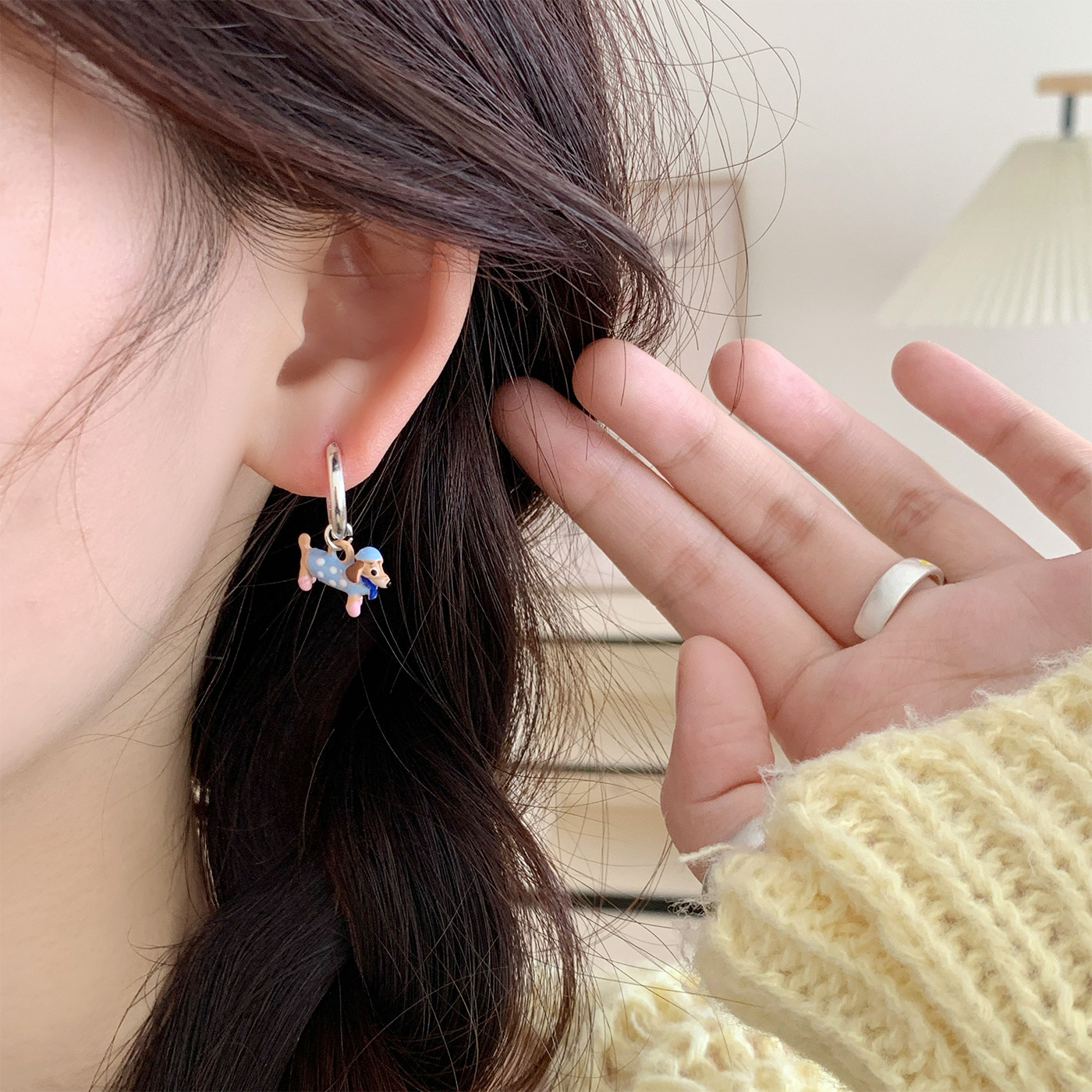 New cartoon color oil-dripping Dachshund ear buckles for girls, cute, exquisite and niche design, fun and childlike student earrings Specification drawing