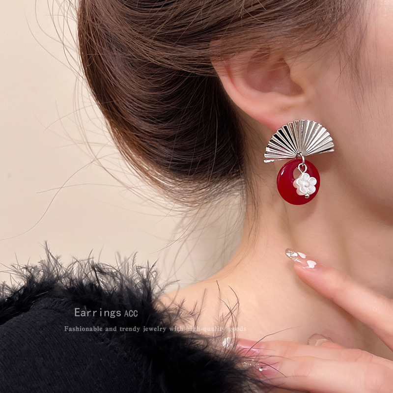 High-end retro fan earrings for women, 2024 new, niche design, simple autumn and winter stud earrings, personalized earrings Application Scenario
