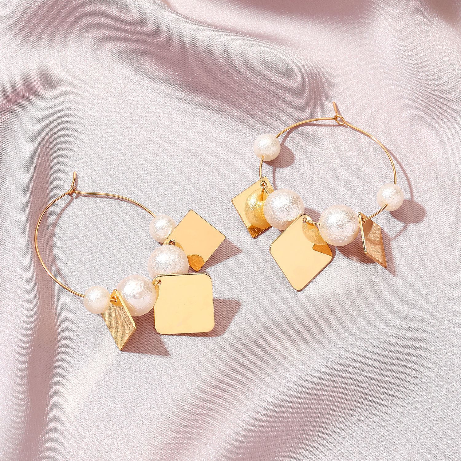 European and American ins simple geometric pearl earrings, French light luxury creative smooth square ear hooks, and trendy exaggerated ear buckles Application Scenario