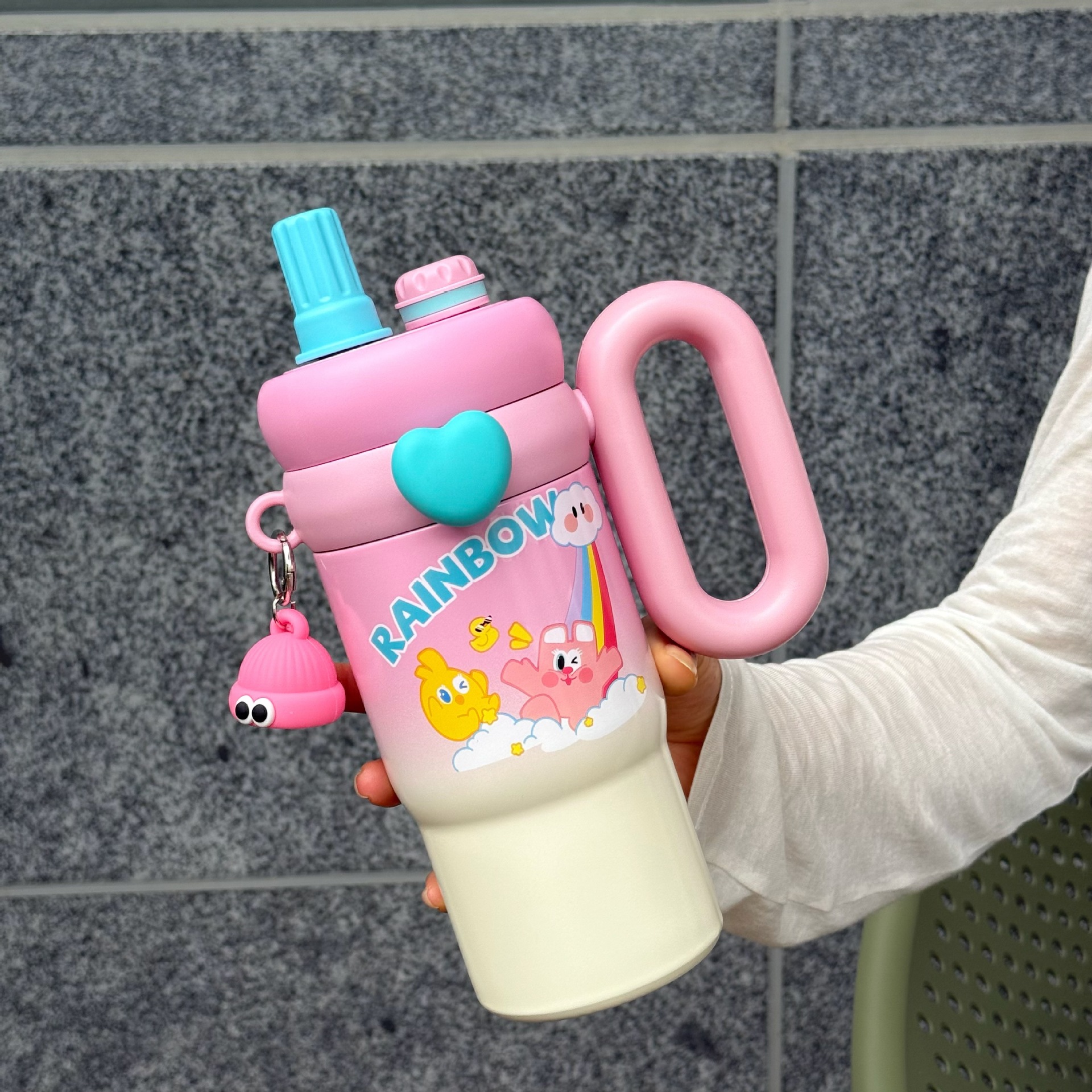 The new cute rabbit cartoon character handle cup has a high appearance level, a student straw cup, and a large-capacity portable ice cube cup full figure