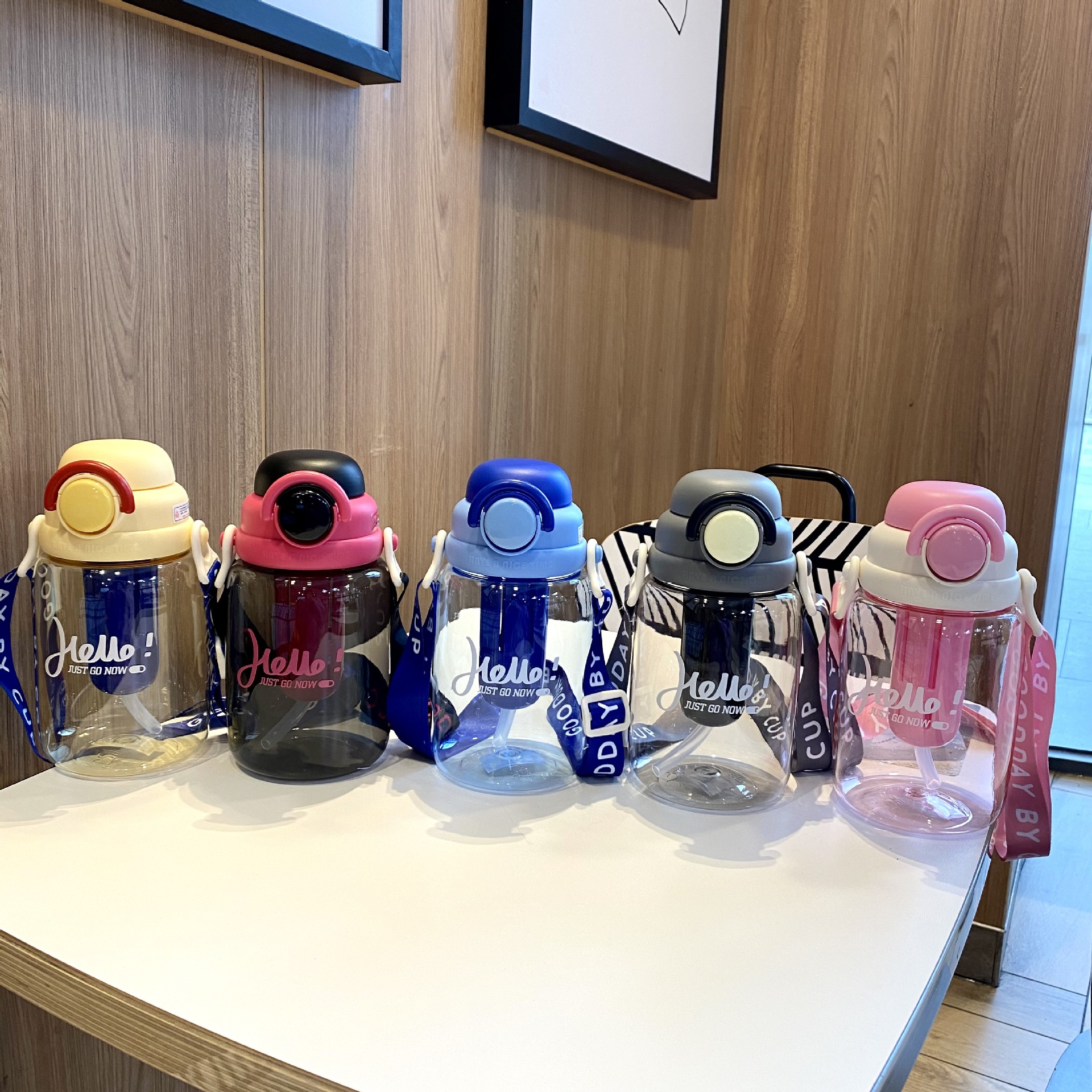 The new large-capacity, cute plastic bouncing cup has a high level of appearance. It is a convenient outdoor water cup for students to wear a tea strainer during sports and travel Specification drawing
