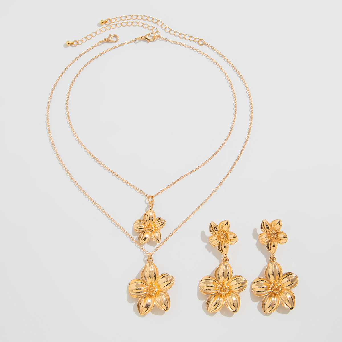 European and American cross-border jewelry, metal cold style pleated flower ins pendant necklace, French double-layer retro collarbone chain Item Picture