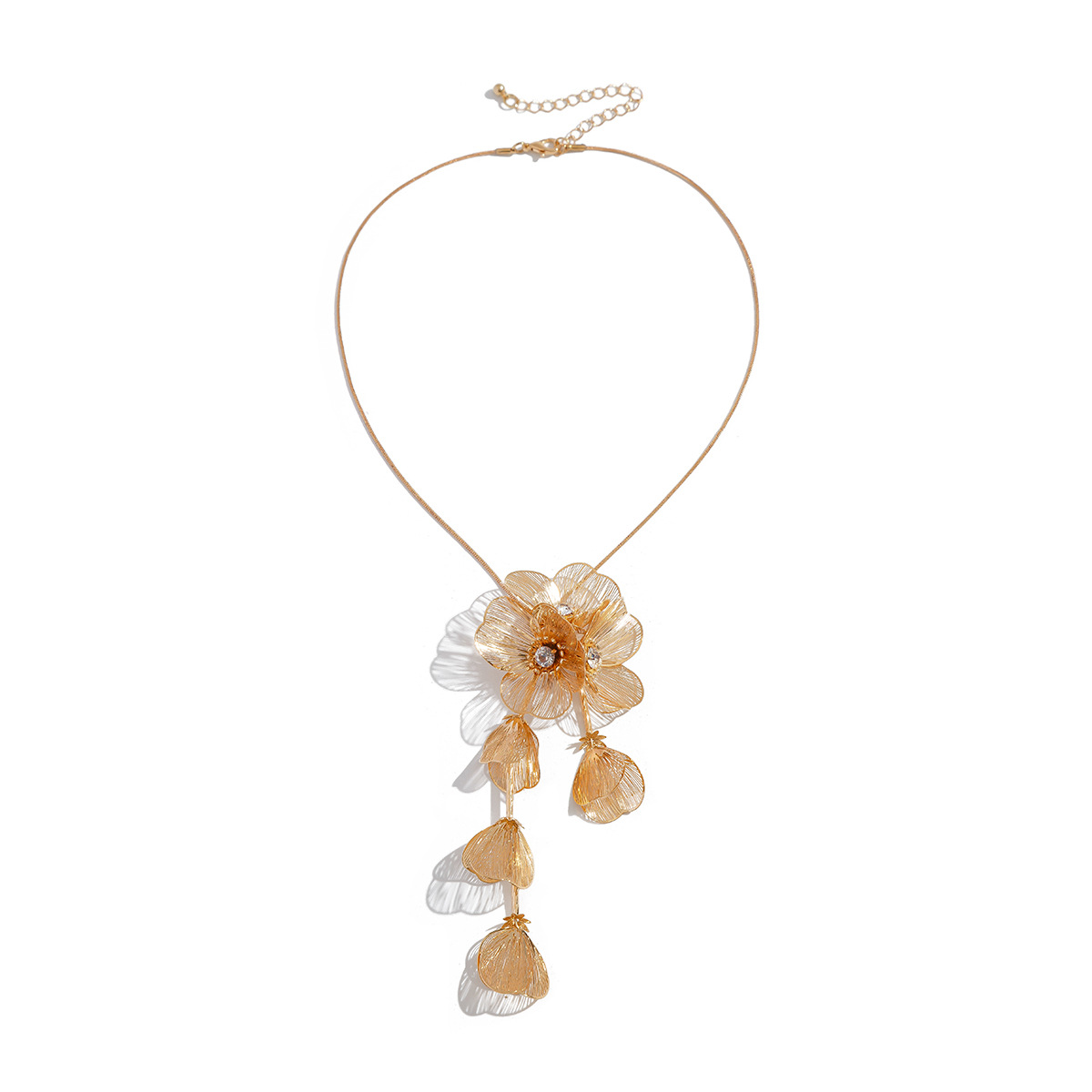 European and American cross-border jewelry, three-dimensional flower pull-out, niche choker, retro ginkgo leaf collar, flower necklace for women Item Picture