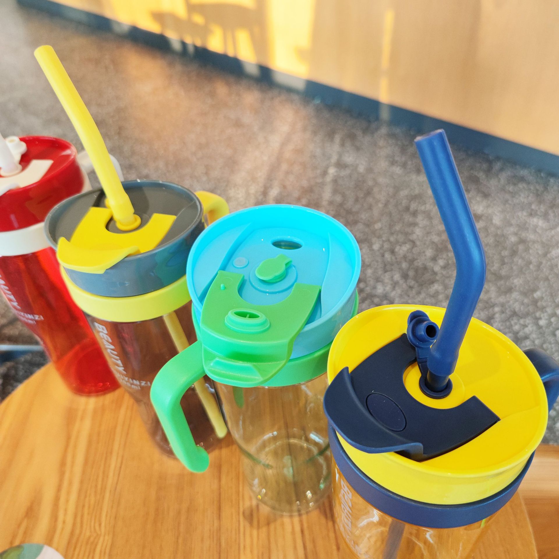 Wholesale of double-drinking straws, plastic car cups, ice king cups, large-capacity adult drinking water handles, car water bottles details Picture